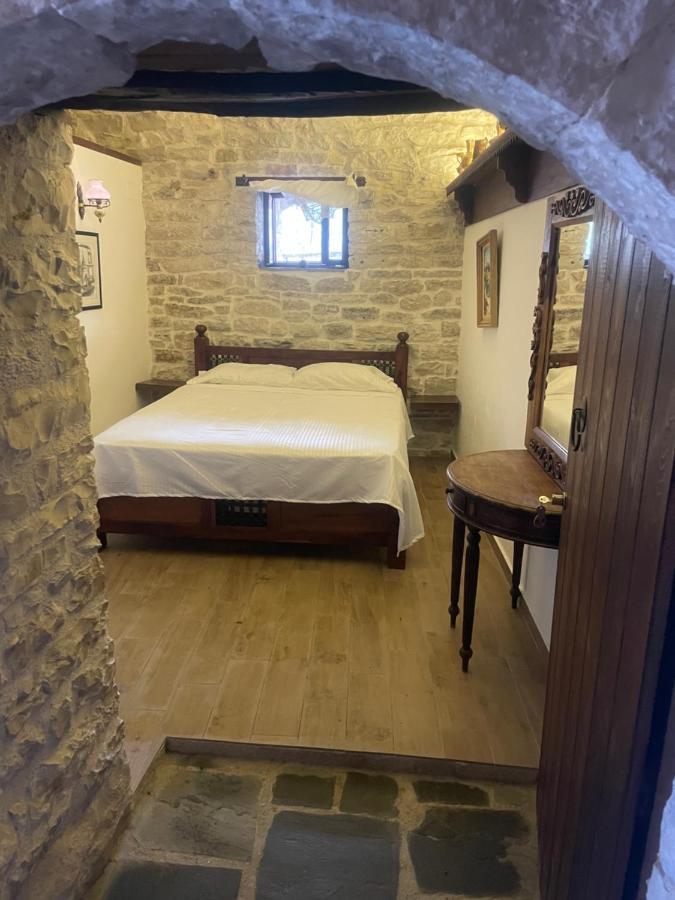Konaku Guest House Gjirokastër Exteriör bild