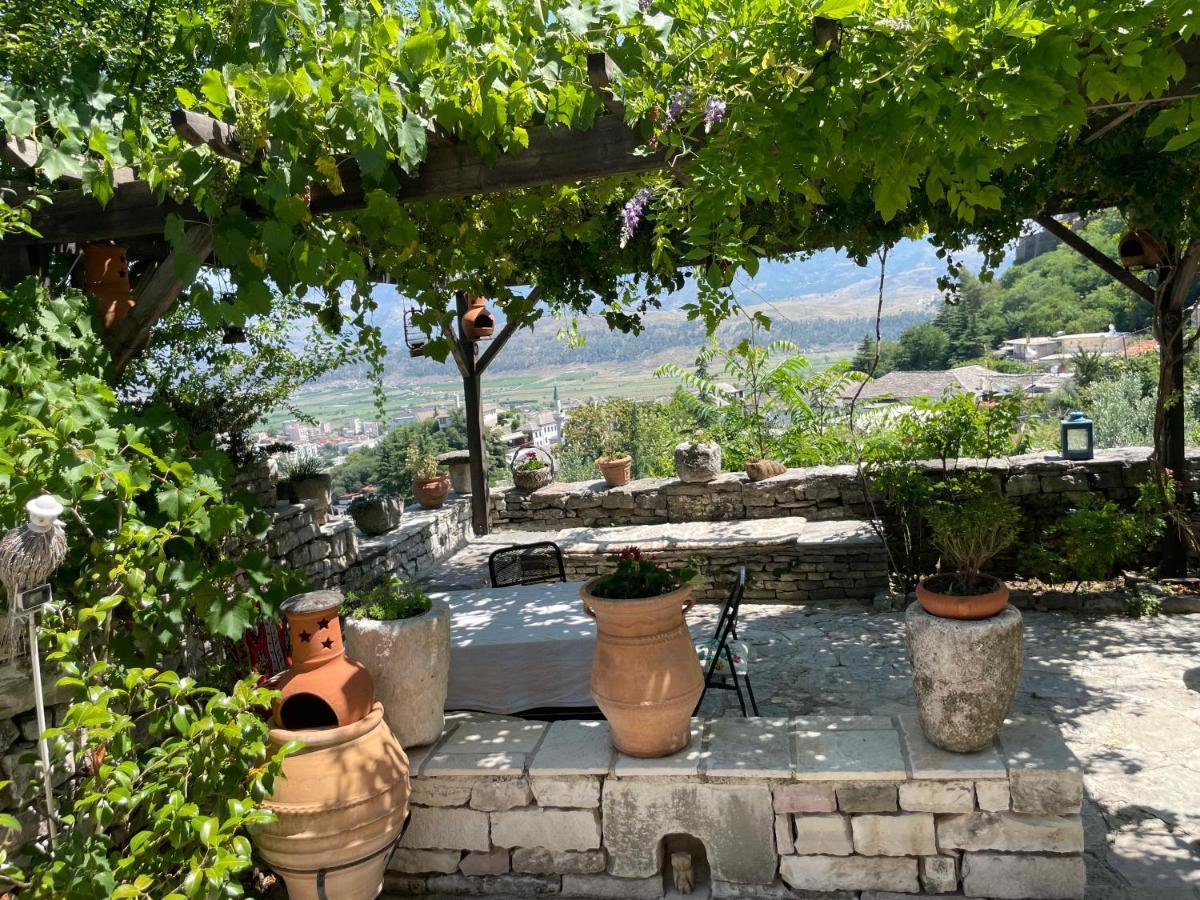 Konaku Guest House Gjirokastër Exteriör bild