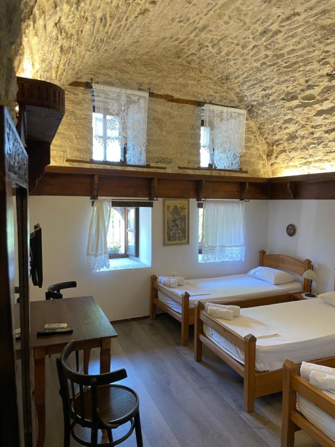 Konaku Guest House Gjirokastër Exteriör bild