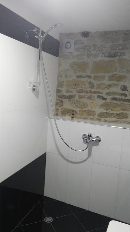 Konaku Guest House Gjirokastër Rum bild
