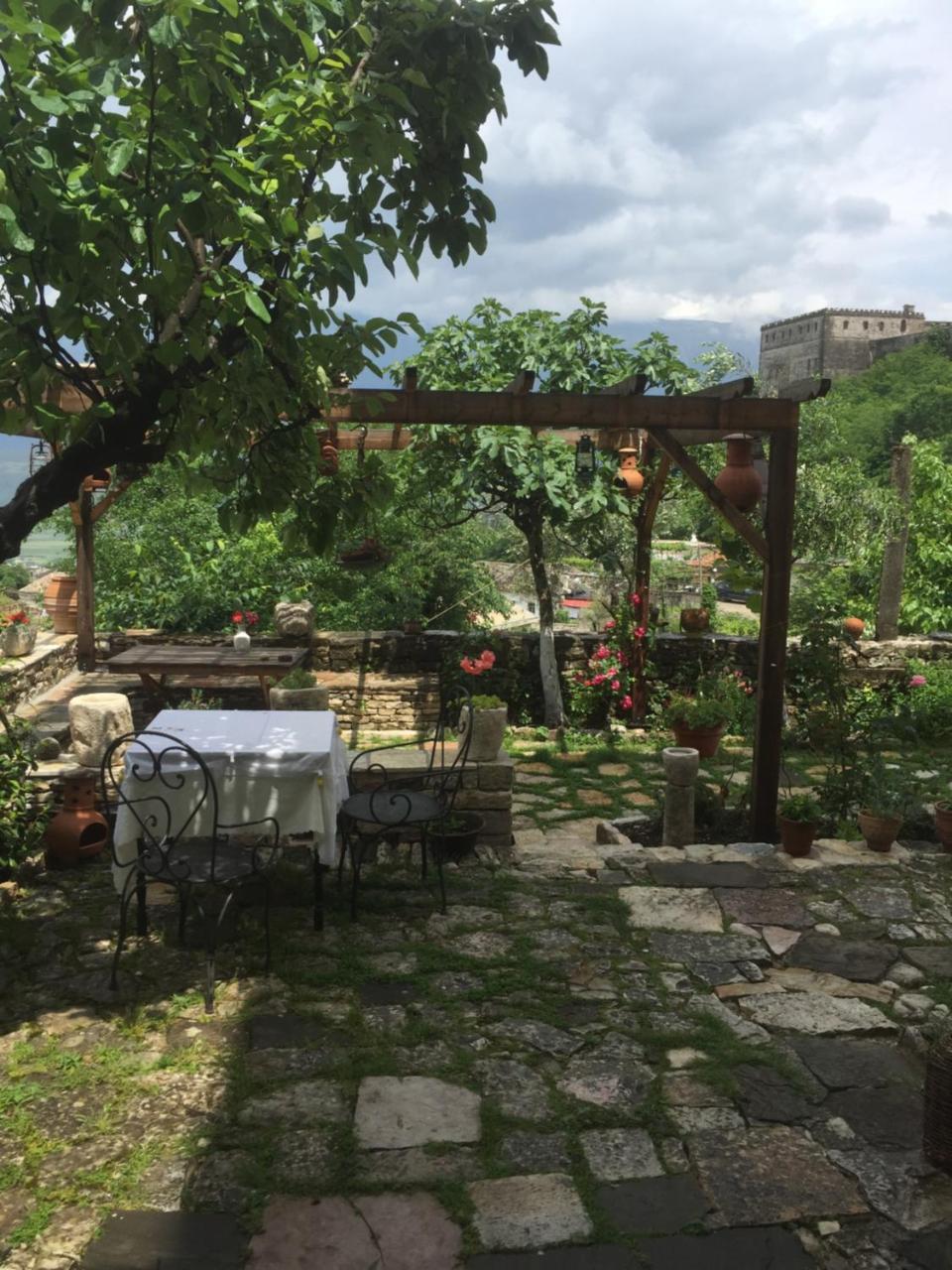 Konaku Guest House Gjirokastër Exteriör bild