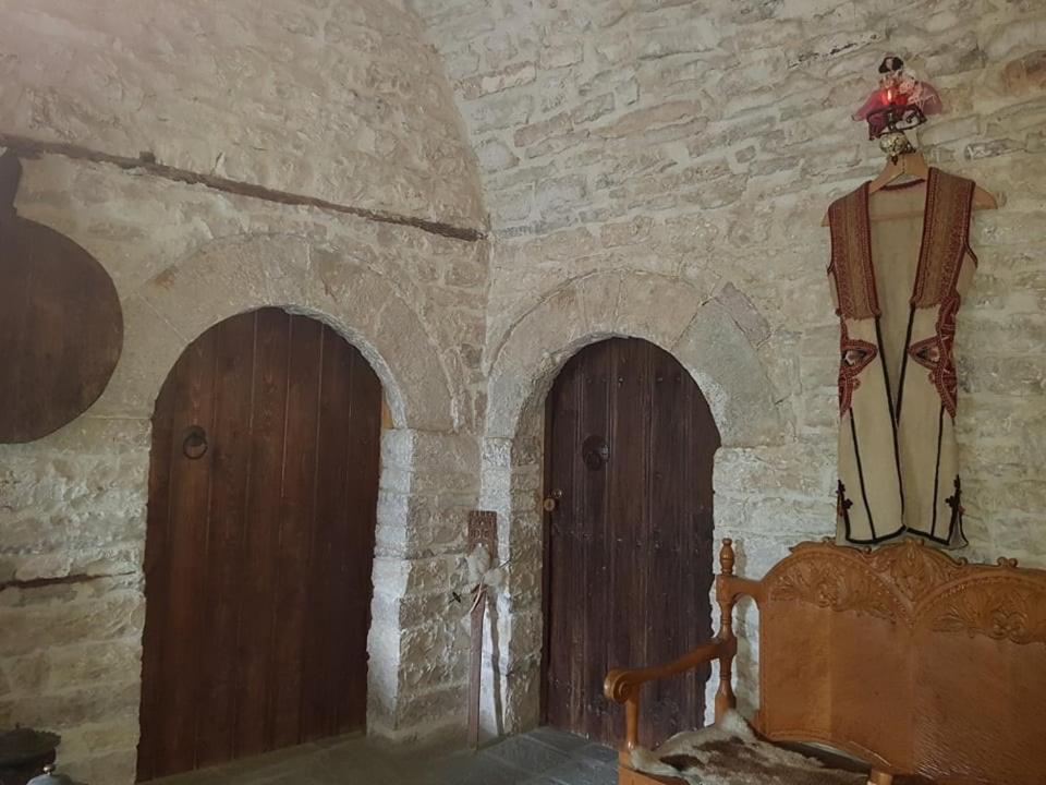 Konaku Guest House Gjirokastër Exteriör bild