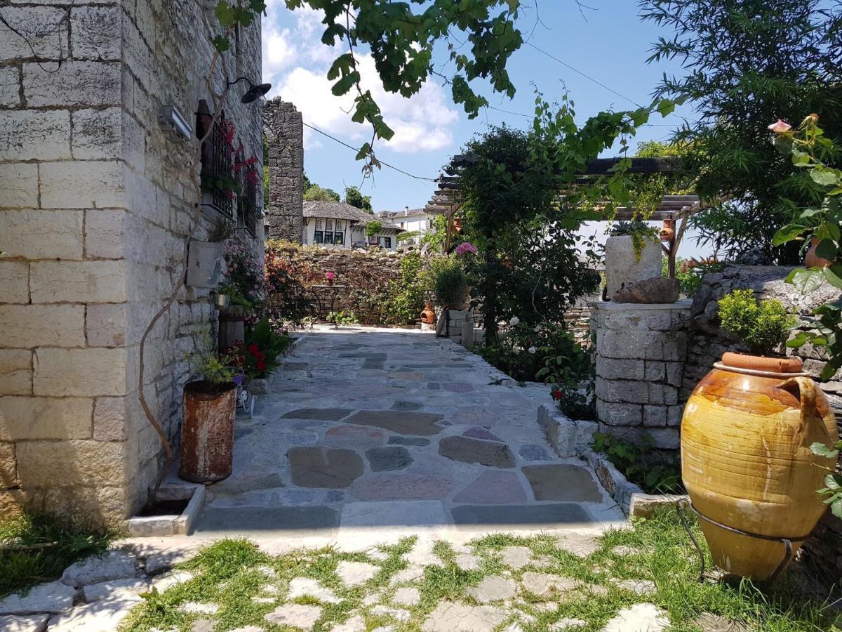 Konaku Guest House Gjirokastër Exteriör bild