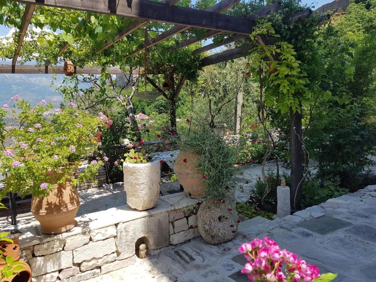 Konaku Guest House Gjirokastër Exteriör bild