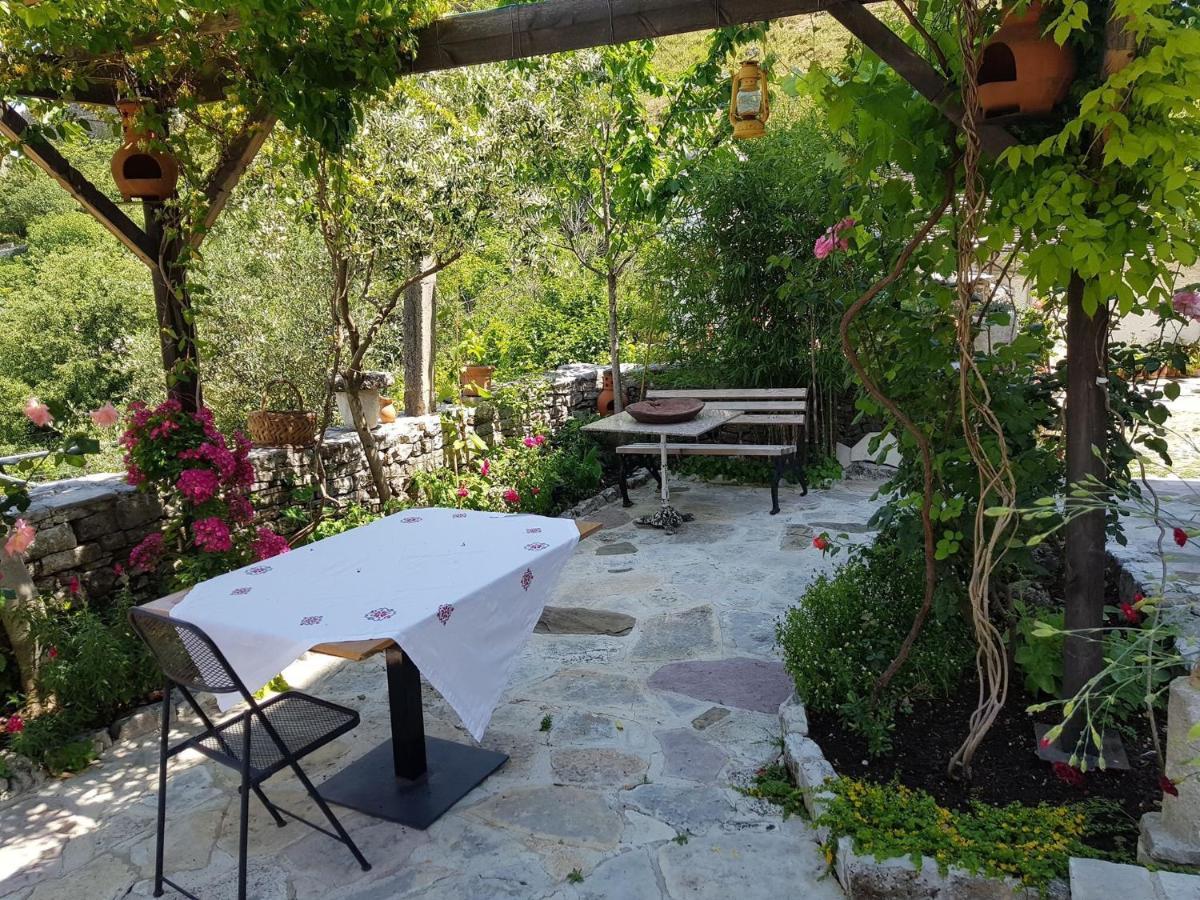 Konaku Guest House Gjirokastër Exteriör bild